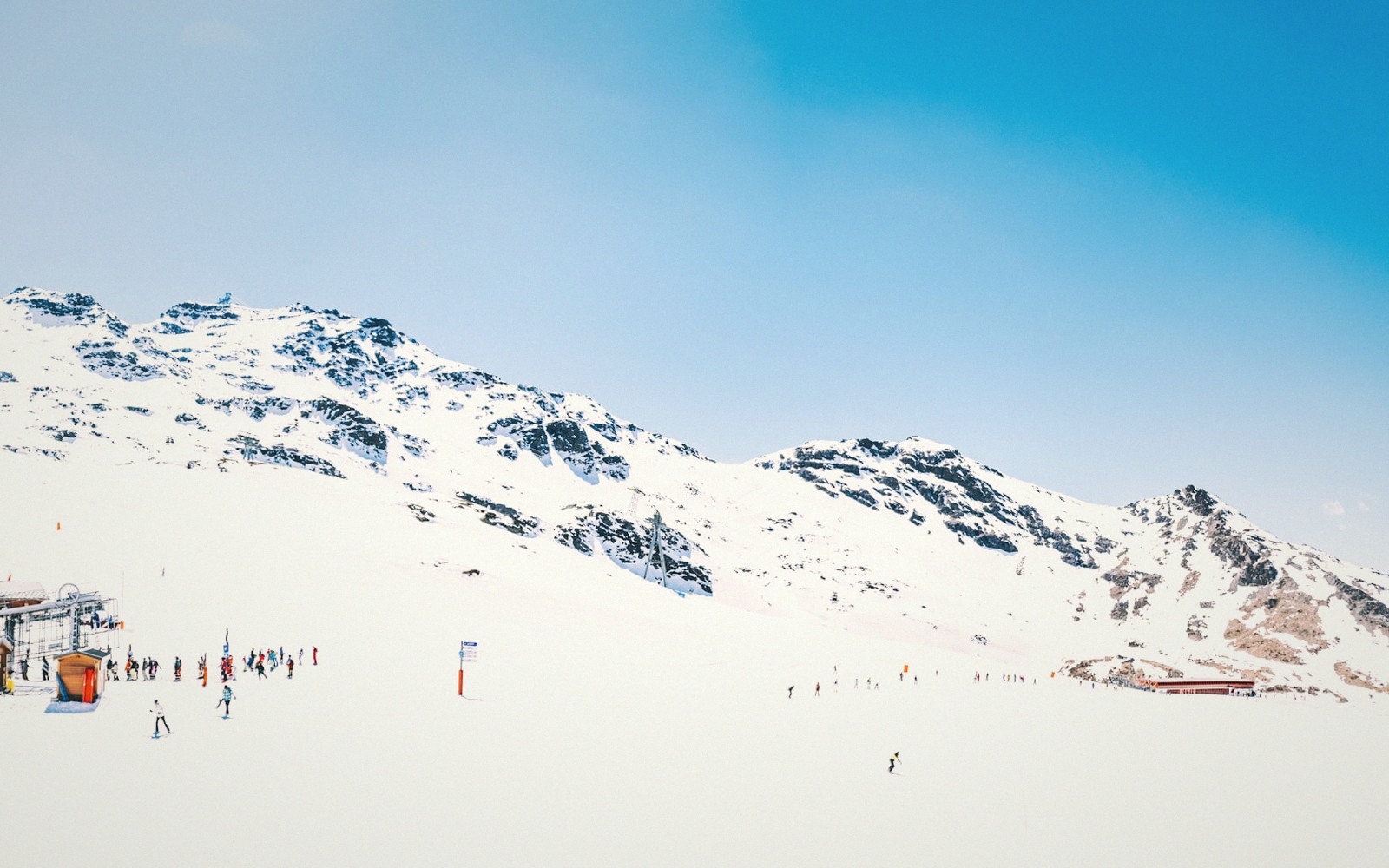 180 km of linked pistes across Le Grand Domaine — nursery slopes to wide, quiet reds.